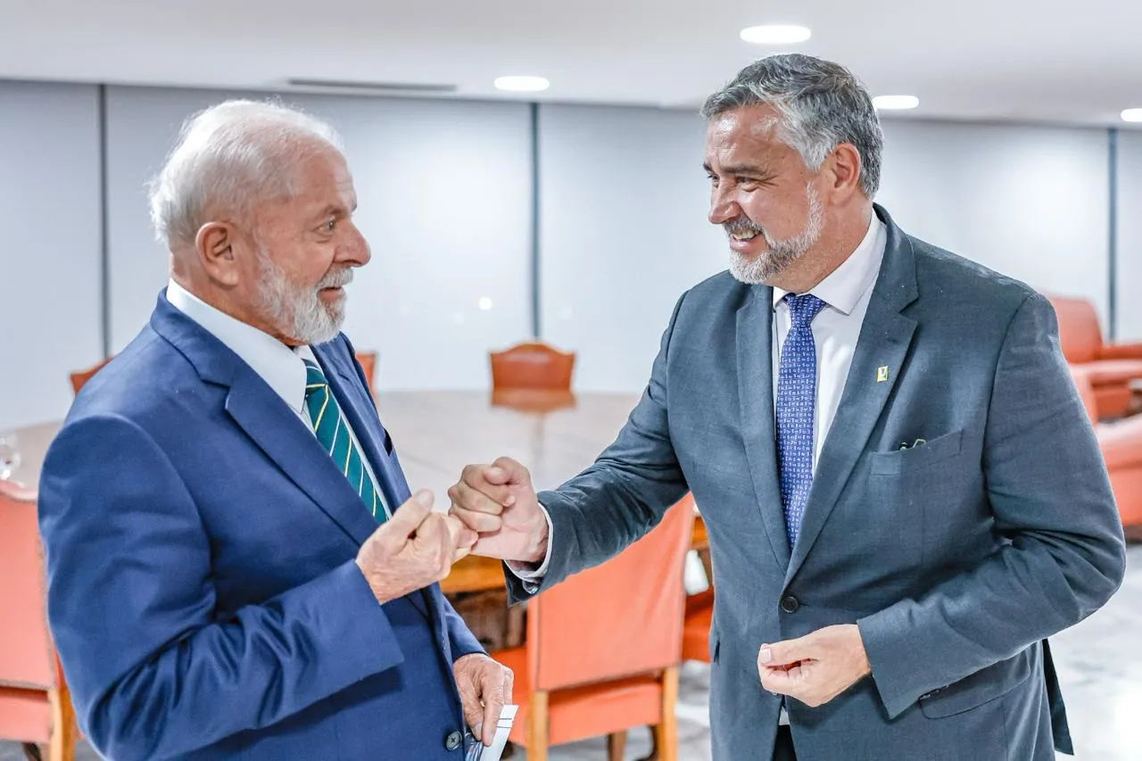 Presidente Lula cumprimenta o líder do Governo Paulo Pimenta