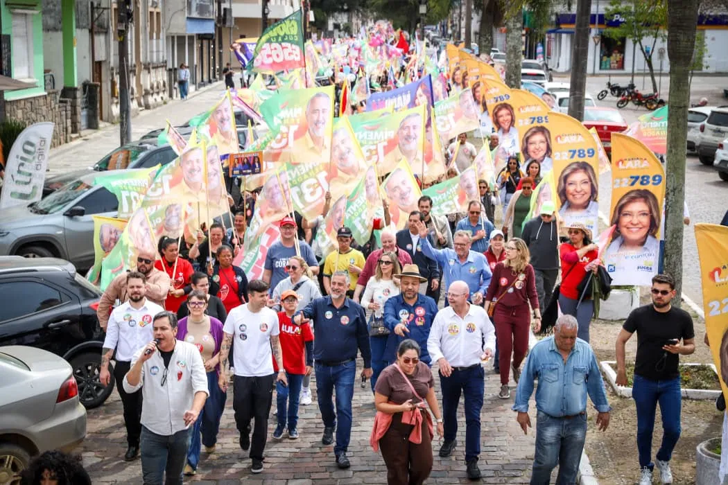 Em Bagé, Pimenta percorreu a Avenida Sete de Setembro acompanhado por militantes, apoiadores e lideranças da Coligação com o Povo - foto Rafa Stédile